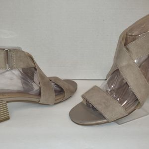 Naturalizer Tan Criscross Strappy ankle Block Heel open toe sandal Size 8.5
